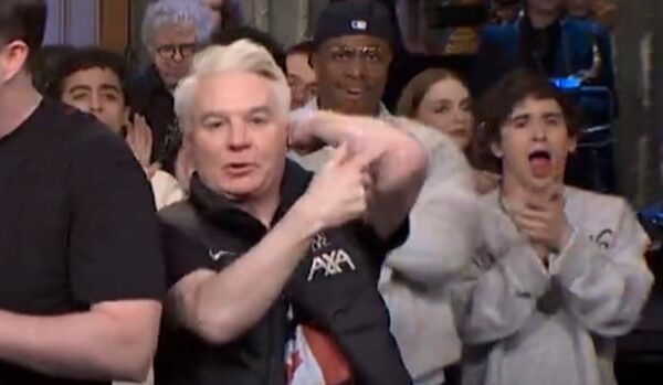 Toronto crowd gets its elbows up in show of solidarity against U.S. tariffs, annexation threats